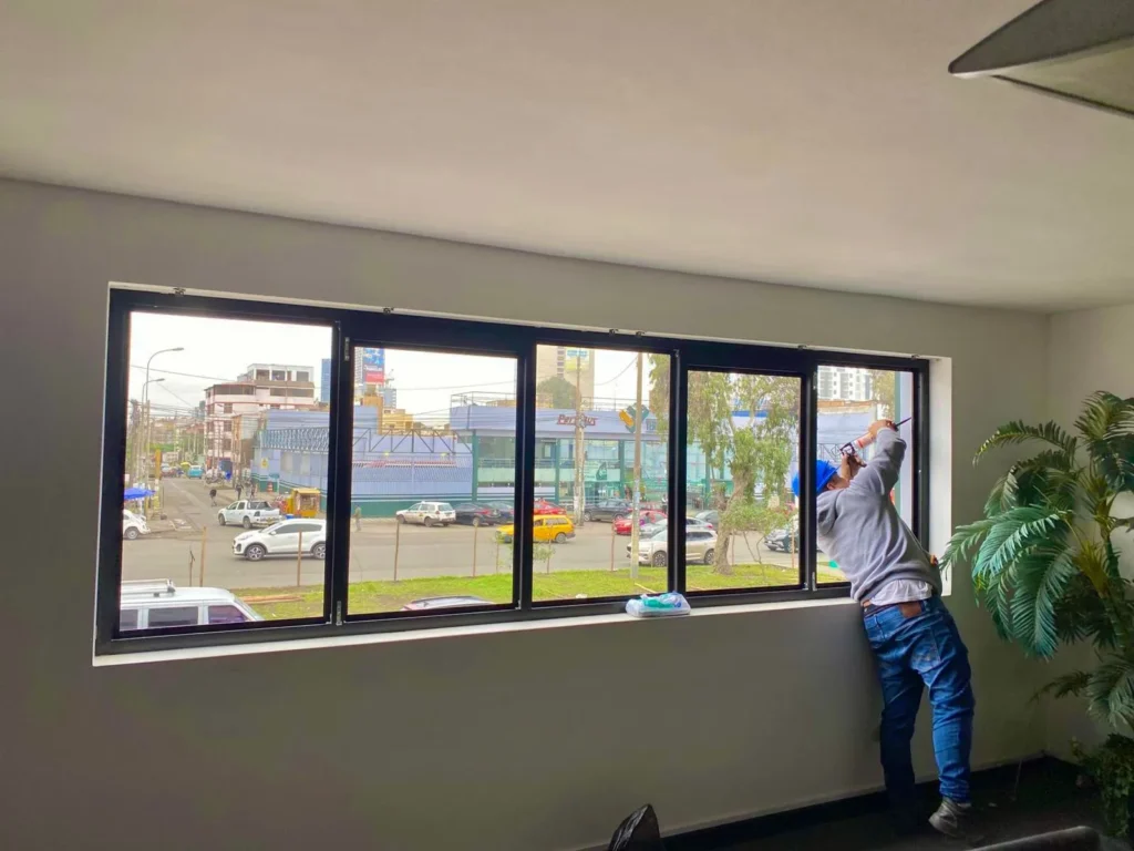 Instalación profesional de ventanas antirruido de PVC, garantizando aislamiento acústico y térmico efectivo.