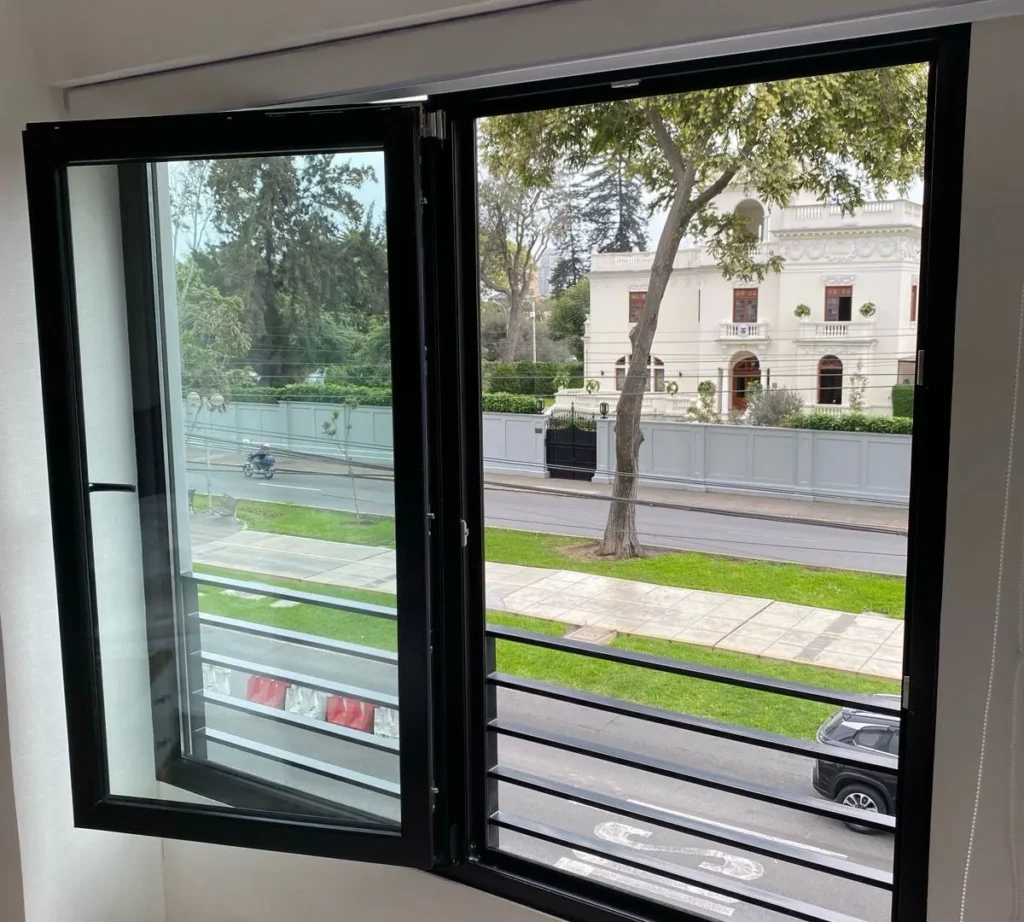 Ventanas PVC Negras Instalada en un hogar en Lima Perú, mostrando el poder del aislamiento del ruido.